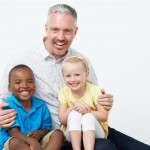 אב שאימץ 2 ילדים