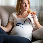 עובדת בשמירת הריון שמקבלת את זכויותיה בעבודה