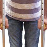 אדם אחרי תאונת דרכים נעזר בקביים