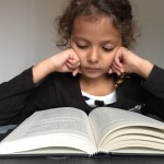 bambina che legge